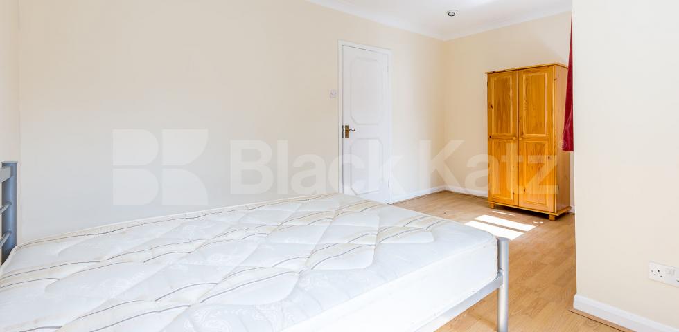 			4 BEDROOMS & 3 BATHROOMS, 4 Bedroom, 1 bath, 1 reception Flat			 St.Helens Gdns, LADBROKE GROVE
